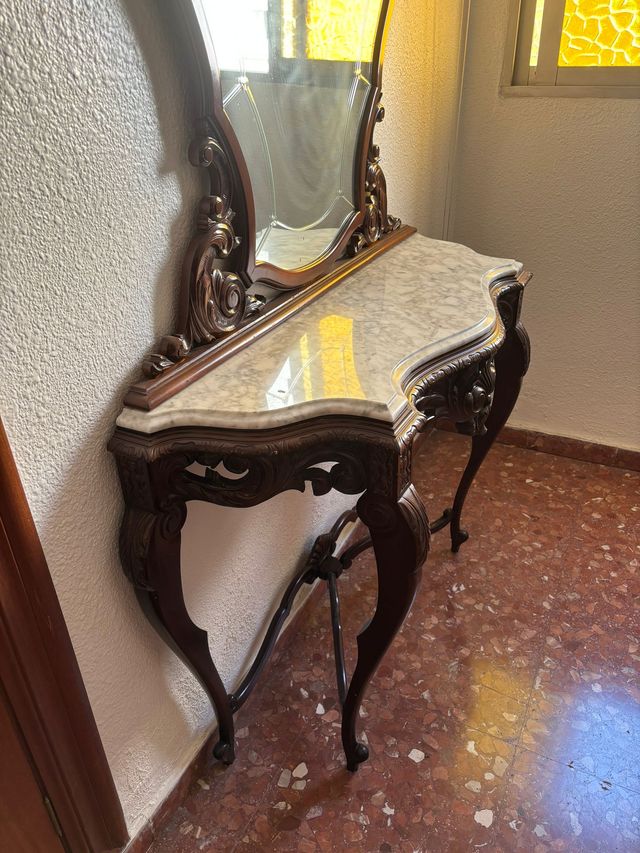 Recibidor madera-mármol con espejo