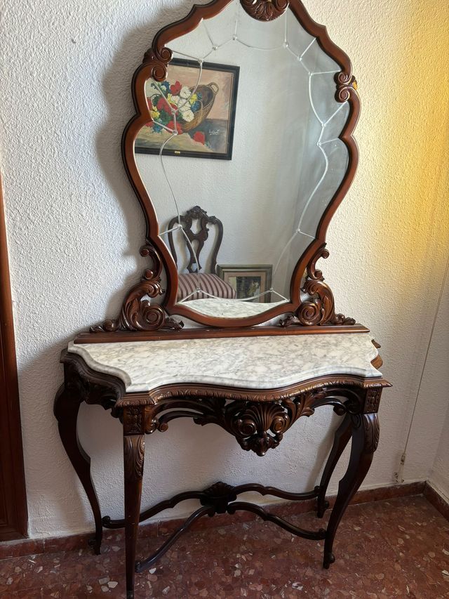 Recibidor madera-mármol con espejo