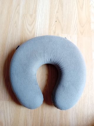 Almohada viaje cuello gris