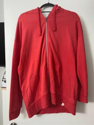 Chaqueta con capucha roja