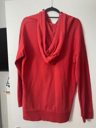 Chaqueta con capucha roja