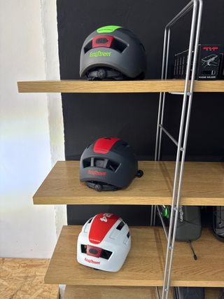 Casco con luz marca EcoXtrem