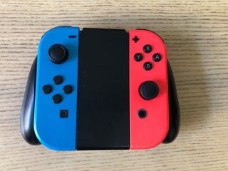 Joycons Nintendo Switch - Azul & Rojo + soporte 