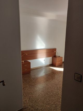 Mesillas y cabecero a juego
