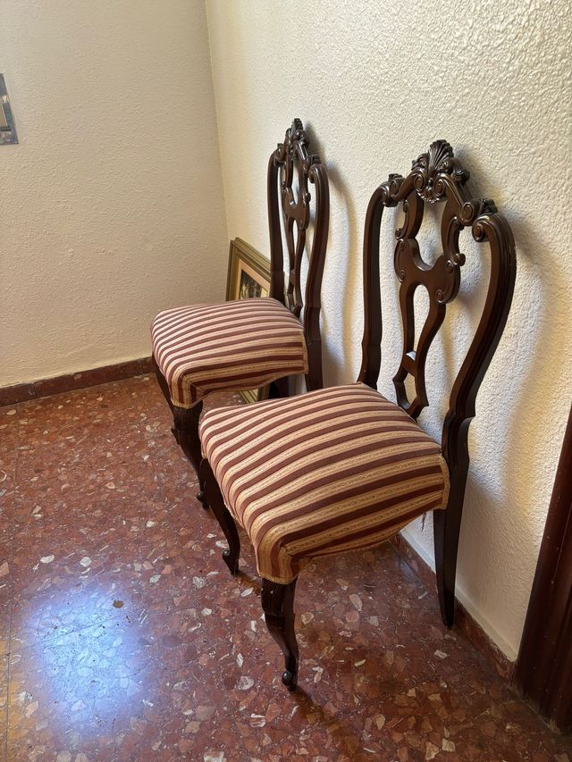 2 Sillas madera estilo clásico