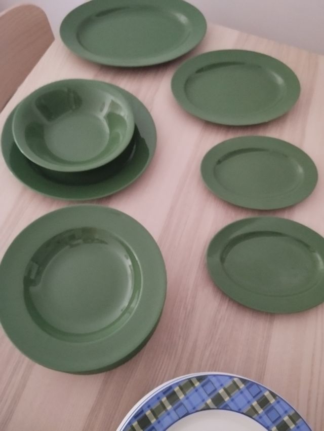 Vajilla verde y blanca