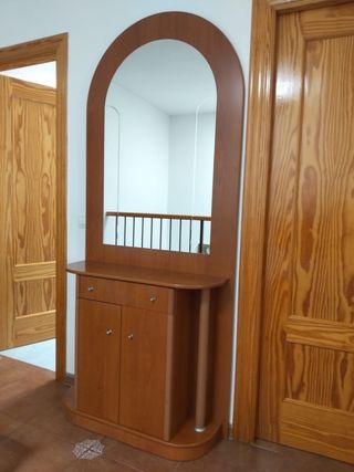 Mueble recibidor con espejo arqueado