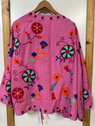 Chaqueta bordada Zara rosa