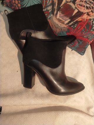 Botines negros ante-piel, talla 40