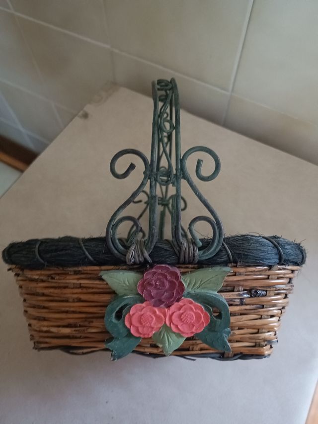 Cesta de mimbre con asa de metal