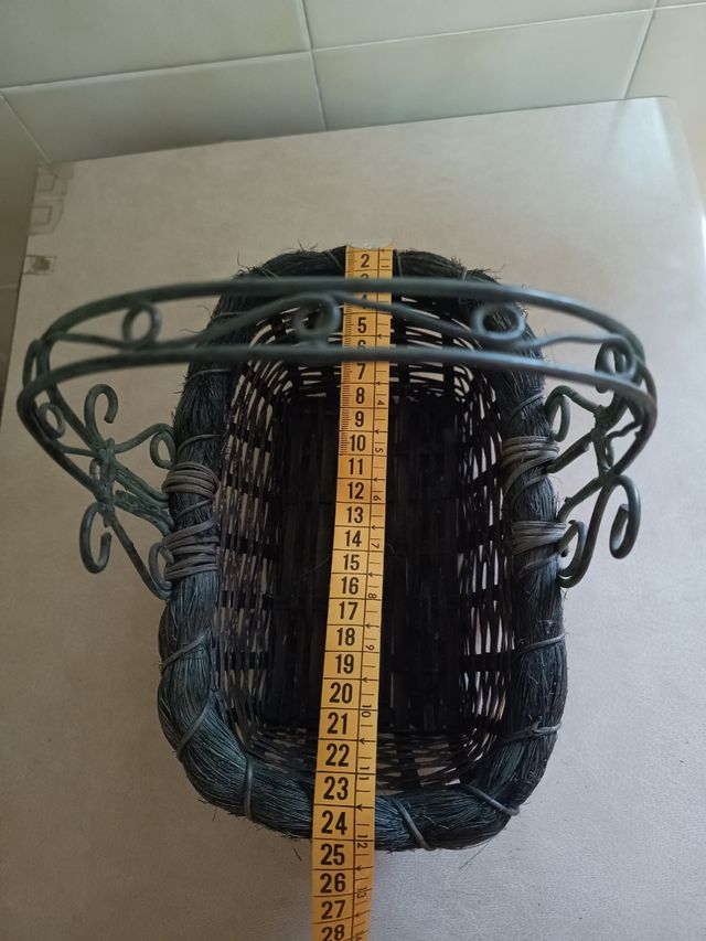 Cesta de mimbre con asa de metal
