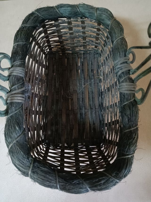 Cesta de mimbre con asa de metal