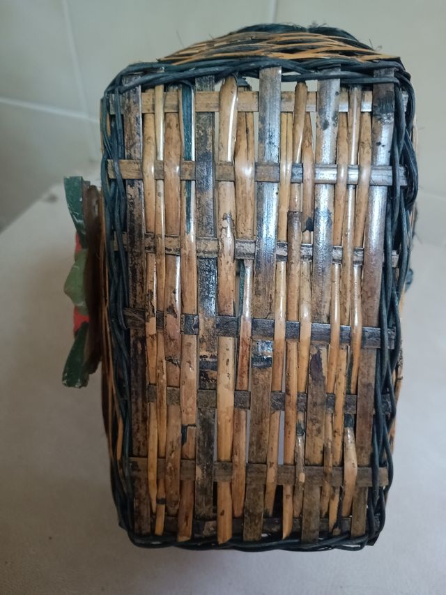 Cesta de mimbre con asa de metal