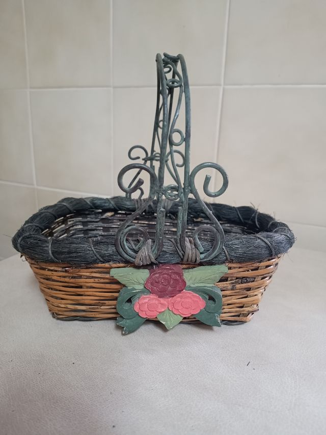 Cesta de mimbre con asa de metal