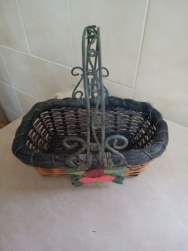 Cesta de mimbre con asa de metal