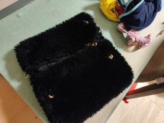Bolso negro peluson