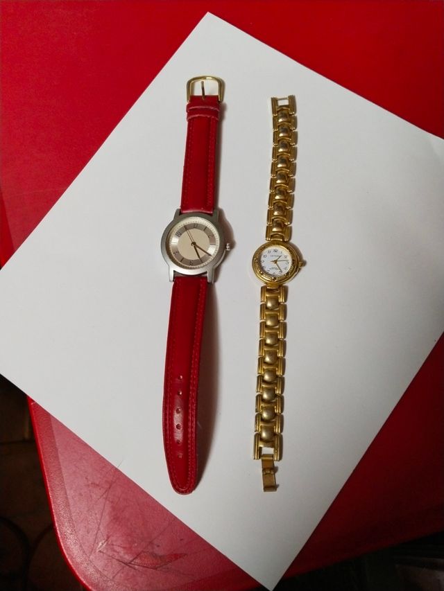 2 relojes vintage: uno dorado, uno plateado