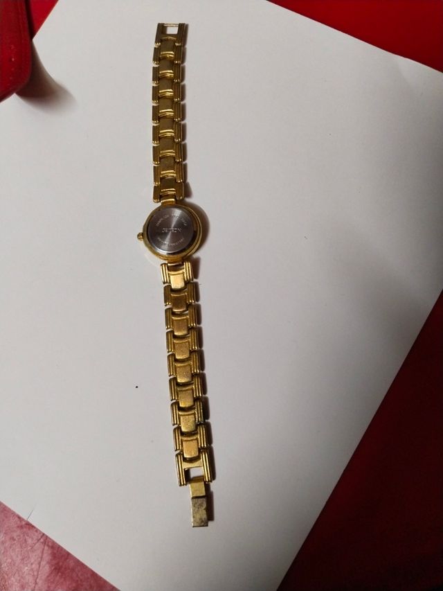 2 relojes vintage: uno dorado, uno plateado