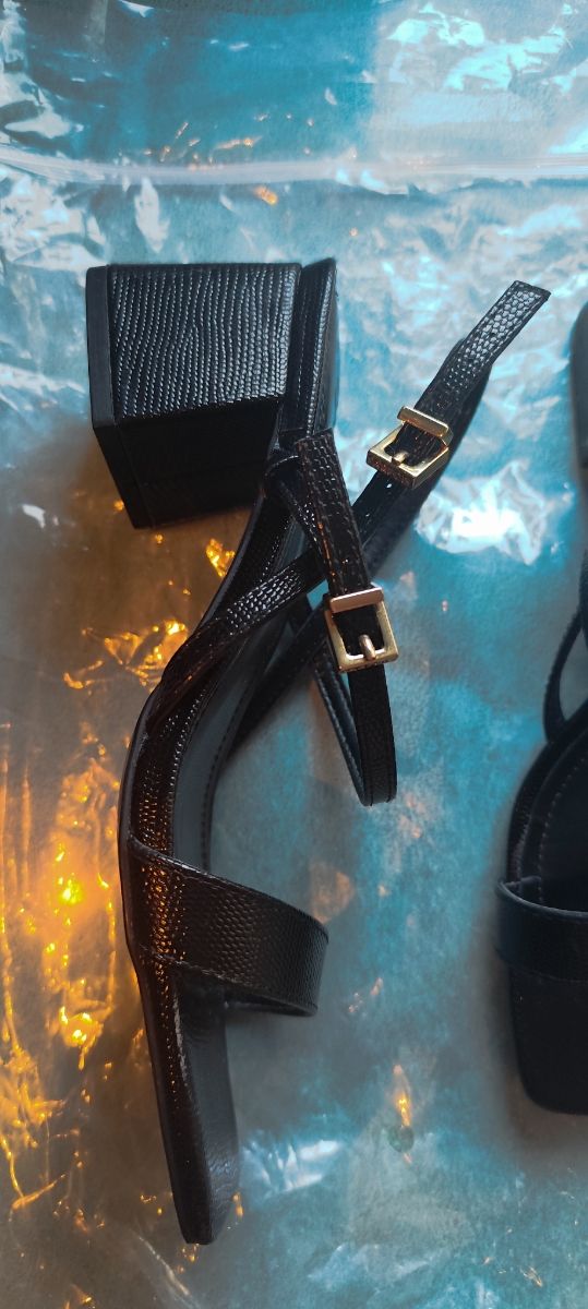 Sandalias tacón negro