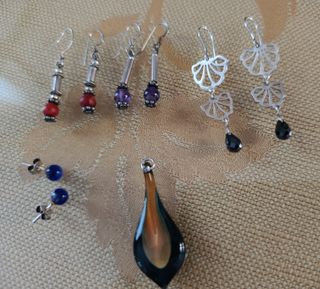 4 pares pendientes plata y un colgante