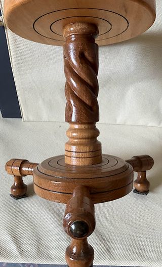Portafiori in legno fatto a mano. 