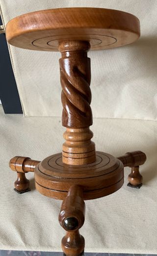 Portafiori in legno fatto a mano. 