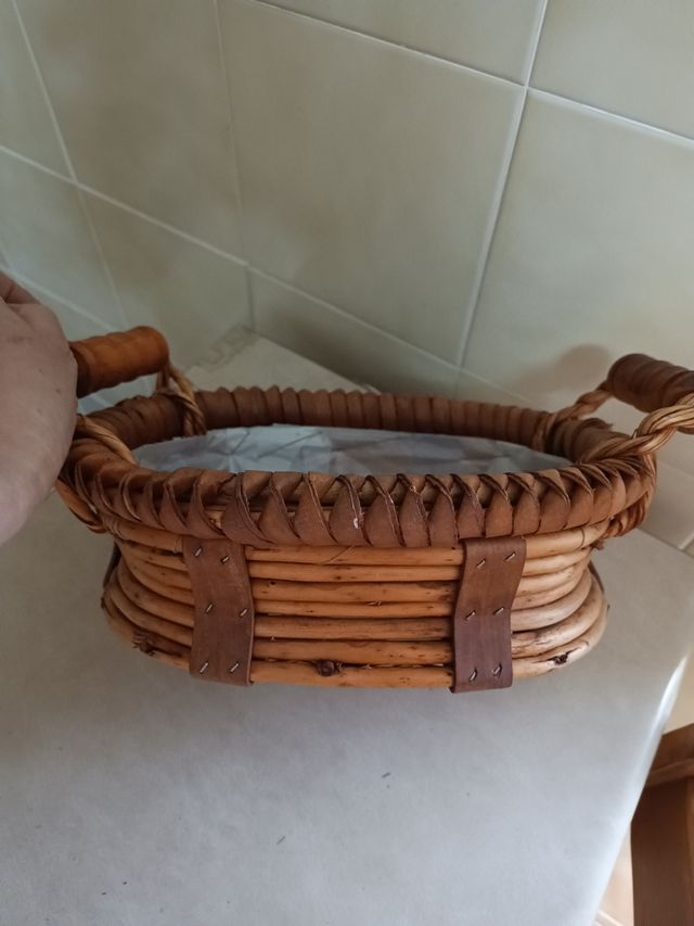 Cesta de mimbre marrón con asas de madera