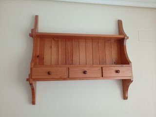 Estantería de madera marrón