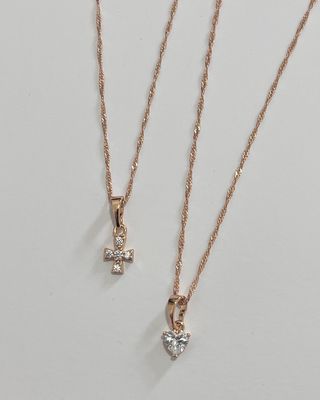 Cadenas con dijes de acero con baño de oro 