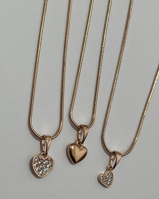 Cadenas con dijes de acero con baño de oro 