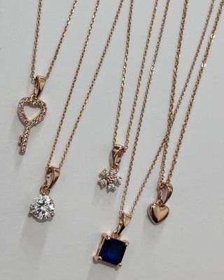 Cadenas con dijes de acero con baño de oro 