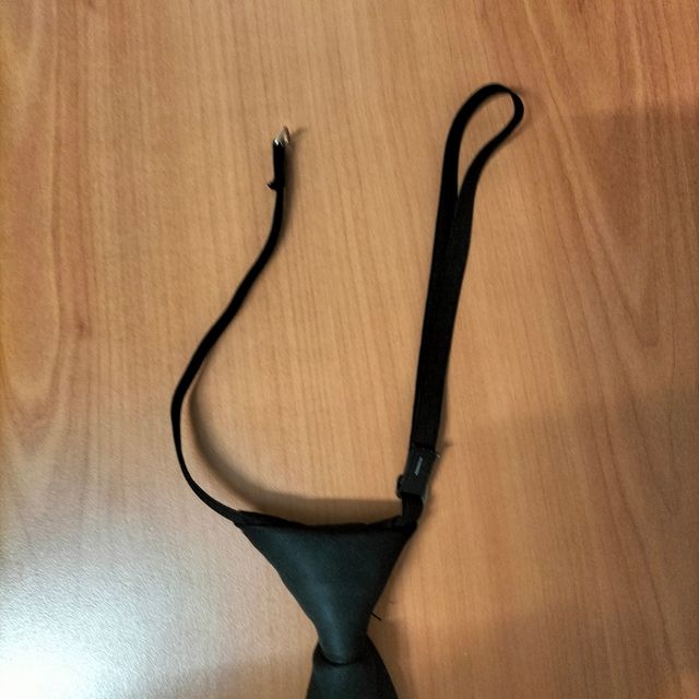 Cravatta nera elastica