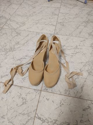 Cuñas beige Mango