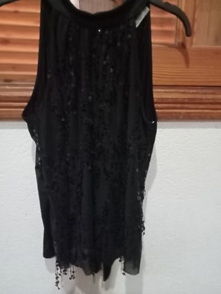 Blusa negra halter con lentejuelas