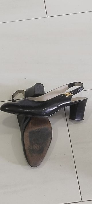 Zapatos negros mujer con detalles dorados