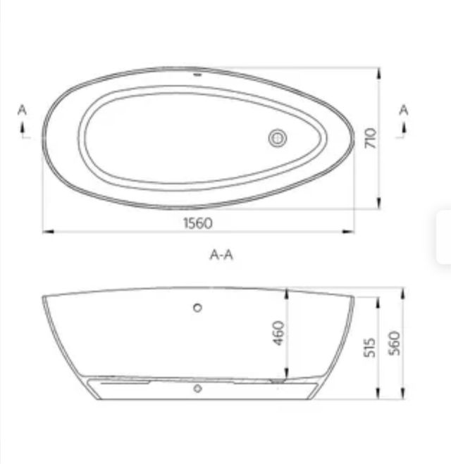 Bañera isla, acrílica blanca y grifería dorada.