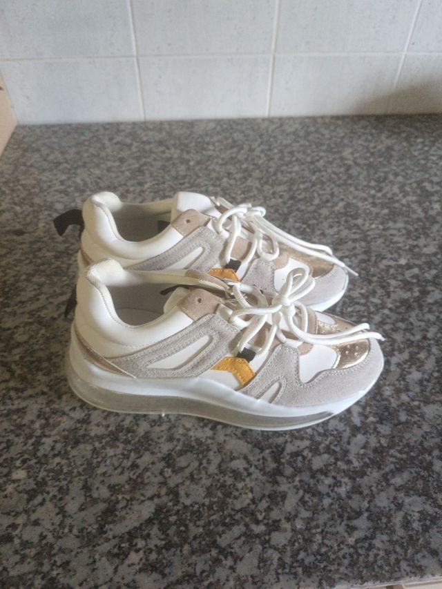 Tenis deportivos beige y blanco