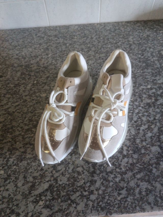 Tenis deportivos beige y blanco