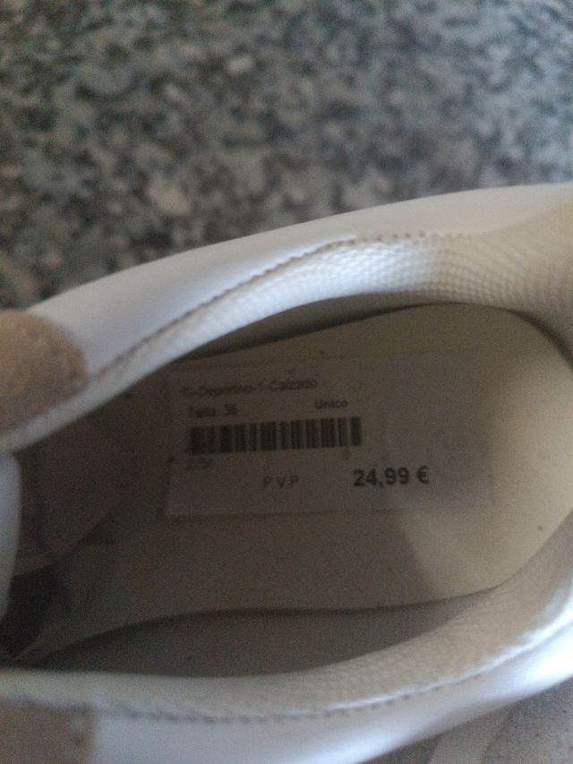 Tenis deportivos beige y blanco