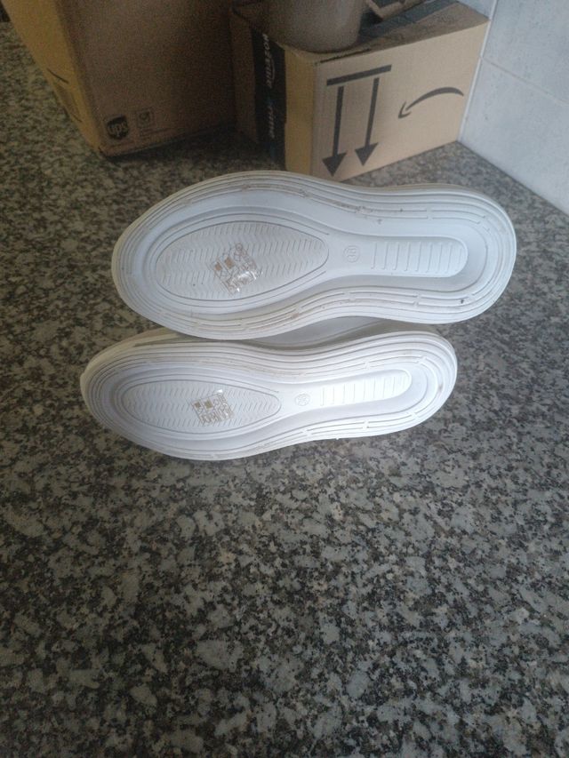 Tenis deportivos beige y blanco