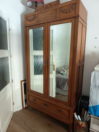 Armario antiguo de madera