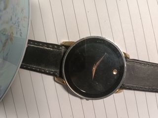 Reloj negro y dorado