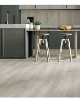 Suelo porcelánico gris imitación madera 23x120