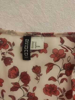 Sobrecamisa floral roja y blanca