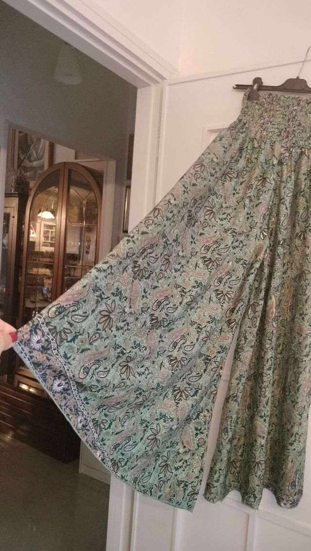 Pantaloni larghi verdi e oro