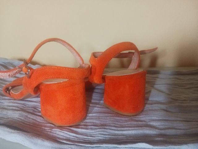 Sandalia Azamey tacón naranja