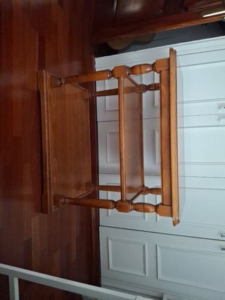 Mesa de madera maciza con dos estantes y ruedas