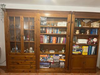 Mueble librería pino barnizado.