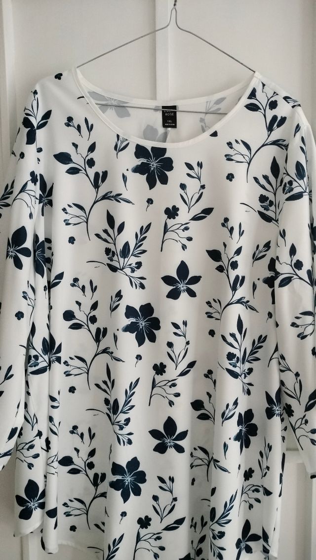 Blusa bianca fiori blu curvy