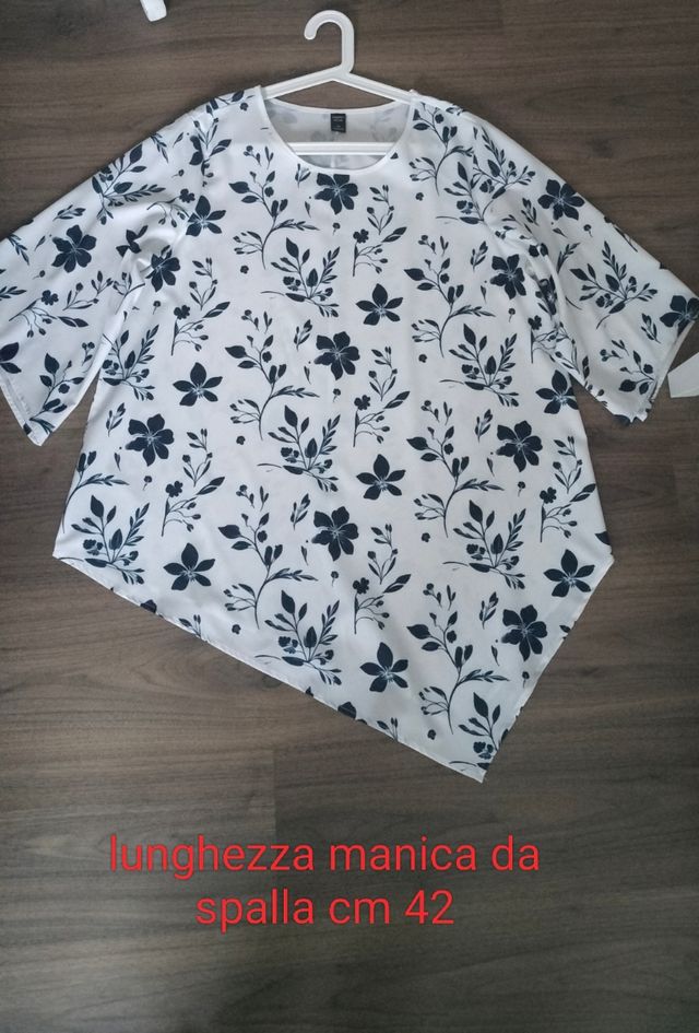Blusa bianca fiori blu curvy